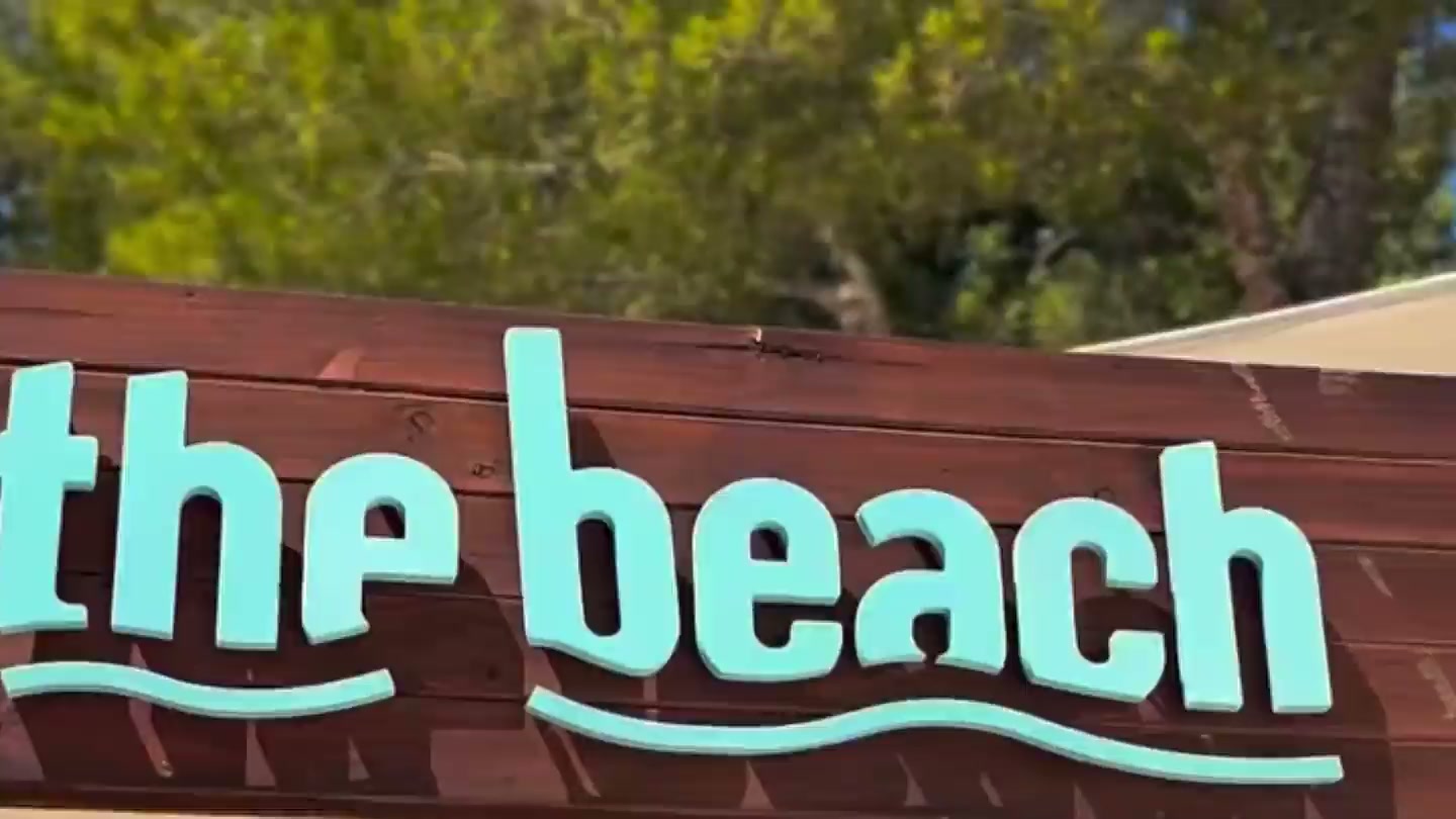 Rótulo "the beach" sobre vistas al mar de Ibiza